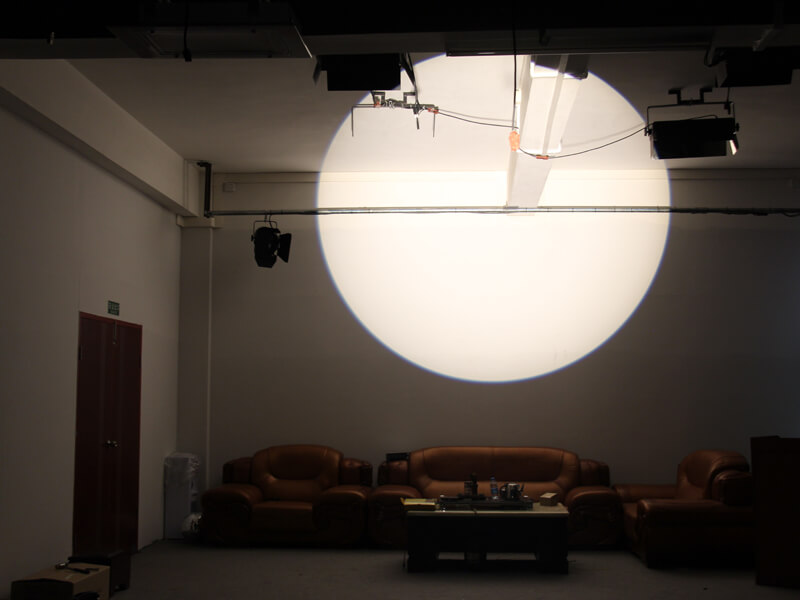 Foco LED de perfil de escenario con zoom de 400 W